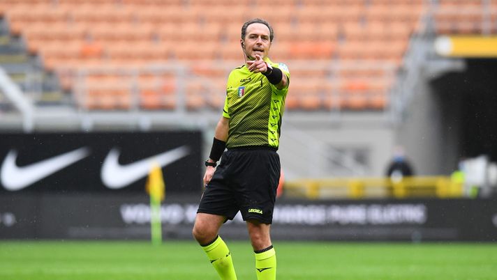 MILAN, ITALY - APRIL 11: Referee Luca Pairetto reacts during the Serie A match between FC Internazionale and Cagliari Calcio at Stadio Giuseppe Meazza on April 11, 2021 in Milan, Italy. Sporting stadiums around Italy remain under strict restrictions due to the Coronavirus Pandemic as Government social distancing laws prohibit fans inside venues resulting in games being played behind closed doors. (Photo by Claudio Villa - Inter/Inter via Getty Images) Palmeri: “Come cambia la geografia del campionato si vede dal rigore per il Napoli” - immagine 1