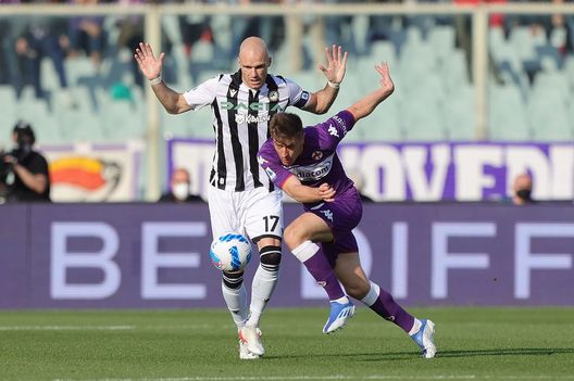 FLORENCE, ITALY - APRIL 27: Krzysztof Piatek of ACF Fiorentina battles for the ball with Bram Nuytink of Udinese Calcio during the Serie A match between ACF Fiorentina and Udinese Calcio at Stadio Artemio Franchi on April 27, 2022 in Florence, Italy. (Photo by Gabriele Maltinti/Getty Images)