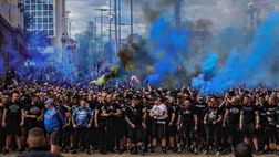 Ultras a bordocampo durante il derby di Sofia: la Polizia li frena e li disperde…