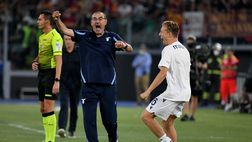 Il trionfo di Sarri, torna dalla squalifica, vede il derby e lo vince: Mou invece…
