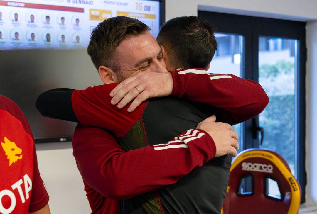 De Rossi riabbraccia la Roma. L’accoglienza a Trigoria – FOTO GALLERY - immagine 6