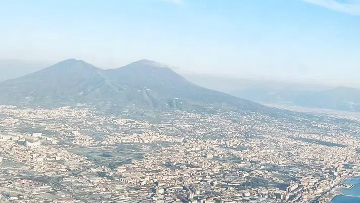 FOTO Il profilo Twitter del Napoli cattura la vista incredibile della città dall’alto - immagine 1