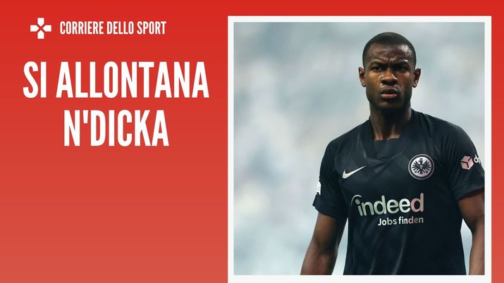 Evan N'Dicka dell'Eintracht Francoforte si allontana dal Milan (Getty Images) Evan N'Dicka dell'Eintracht Francoforte si allontana dal Milan