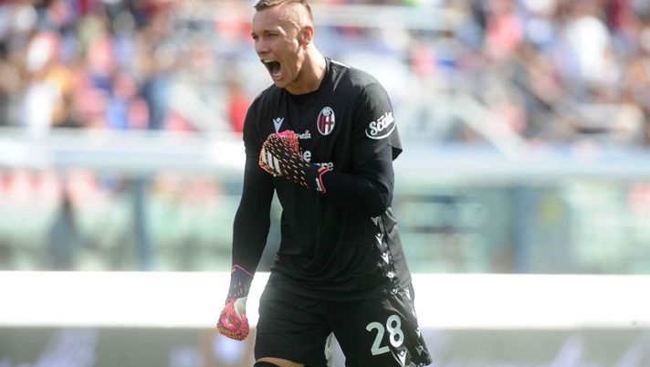 BOLOGNA, ITALY - OCTOBER 03: Lukasz Skorupski goalkeeper of Bologna FC celebrates after his team's third goal during the Serie A match between Bologna FC v SS Lazio at Stadio Renato Dall'Ara on October 03, 2021 in Bologna, Italy. (Photo by Mario Carlini / Iguana Press/Getty Images) Skorupski: “Ecco chi prenderei al fanta: scelgo dal Bologna e segnerà tanto” - immagine 1
