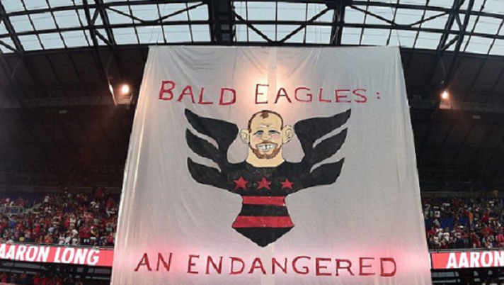 Wayne Rooney diventa&#8230; un&#8217;aquila calva: lo striscione esposto dai tifosi dei New York Red Bulls 