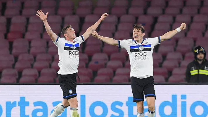 NAPLES, ITALY - APRIL 22: Robin Gosens and Marten de Roon players of Atalanta BC celebrate the victory after the Serie A match between SSC Napoli and Atalanta BC at Stadio San Paolo on April 22, 2019 in Naples, Italy.  (Photo by Francesco Pecoraro/Getty Images)