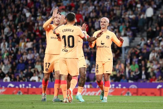 VALLADOLID, SPAIN - APRIL 30: Antoine Griezmann of Atletico Madrid celebrates their side's fourth goal, an own goal by Joaquin of Real Valladolid CF (not pictured) with Saul Niguez and Angel Correa during the LaLiga Santander match between Real Valladolid CF and Atletico de Madrid at Estadio Municipal Jose Zorrilla on April 30, 2023 in Valladolid, Spain. (Photo by Gonzalo Arroyo Moreno/Getty Images) Atletico Madrid-Real Sociedad, probabili formazioni: Simeone con Griezmann e Correa- immagine 2