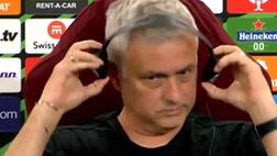 Mourinho show: si toglie le cuffie e non risponde alle domande in conferenza (VIDEO)
