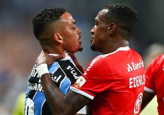 Derby di Porto Alegre: l’Internacional inguaia il Gremio, giocatori in festa con le…bare e la lettera B!- immagine 3