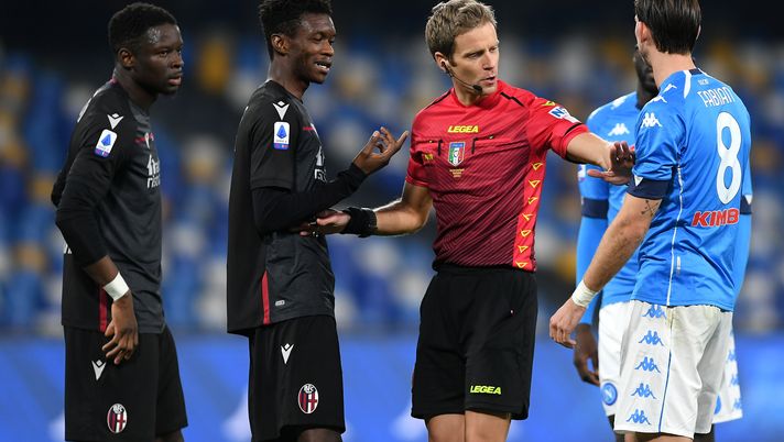 NAPLES, ITALY - MARCH 07: Ibrahima Mbaye of Bologna F.C. 1909 interacts with Referee Daniele Chiffi during the Serie A match between SSC Napoli and Bologna FC at Stadio Diego Armando Maradona on March 07, 2021 in Naples, Italy. Sporting stadiums around Italy remain under strict restrictions due to the Coronavirus Pandemic as Government social distancing laws prohibit fans inside venues resulting in games being played behind closed doors. (Photo by Francesco Pecoraro/Getty Images) Salernitana-Napoli a Chiffi, i precedenti: era l’arbitro della sfida col Verona - immagine 1