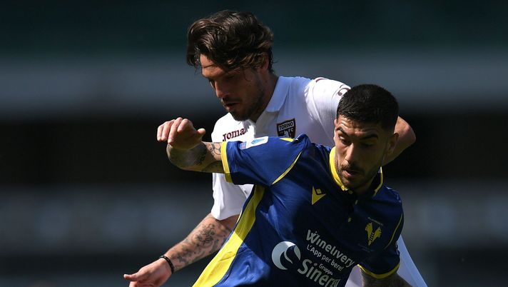 VERONA, ITALY - MAY 09: Mattia Zaccagni of Hellas Verona competes for the ball with Simone Verdi of Torino FC during the Serie A match between Hellas Verona FC and Torino FC at Stadio Marcantonio Bentegodi on May 09, 2021 in Verona, Italy. Sporting stadiums around Italy remain under strict restrictions due to the Coronavirus Pandemic as Government social distancing laws prohibit fans inside venues resulting in games being played behind closed doors. (Photo by Alessandro Sabattini/Getty Images) VERONA, ITALY - MAY 09: Mattia Zaccagni of Hellas Verona competes for the ball with Simone Verdi of Torino FC during the Serie A match between Hellas Verona FC and Torino FC at Stadio Marcantonio Bentegodi on May 09, 2021 in Verona, Italy. Sporting stadiums around Italy remain under strict restrictions due to the Coronavirus Pandemic as Government social distancing laws prohibit fans inside venues resulting in games being played behind closed doors. (Photo by Alessandro Sabattini/Getty Images)
