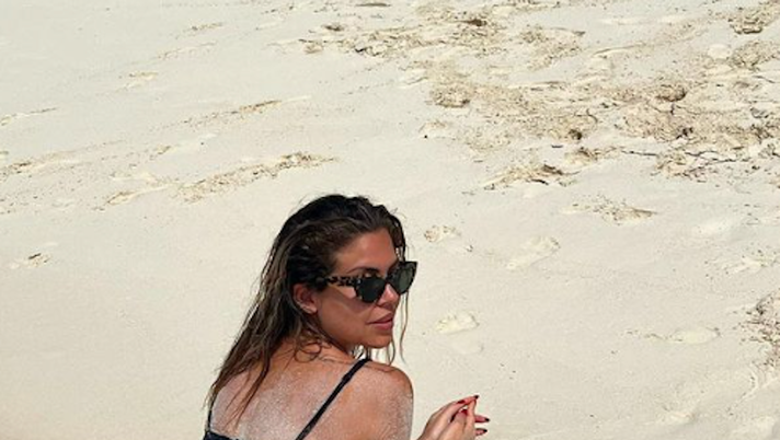 Costanza, cartolina sexy dalle Maldive. Lato B super per lady Vieri - immagine 1