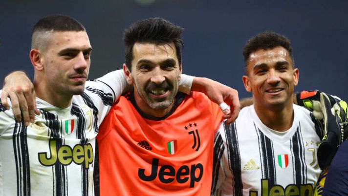 MILAN, ITALY - FEBRUARY 02: (L-R) Merih Demiral, Gianluigi Buffon and Danilo of Juventus celebrate following their side's victory after the Coppa Italia semi-final match between FC Internazionale and Juventus at Stadio Giuseppe Meazza on February 02, 2021 in Milan, Italy. Sporting stadiums around Italy remain under strict restrictions due to the Coronavirus Pandemic as Government social distancing laws prohibit fans inside venues resulting in games being played behind closed doors. (Photo by Marco Luzzani/Getty Images) Tornano le coppe europee: occhio a questi sei nomi da tenere d’occhio con il turnover - immagine 1