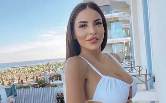 Marialuisa Jacobelli incanta con l’abito blu e la sua scollatura- immagine 2