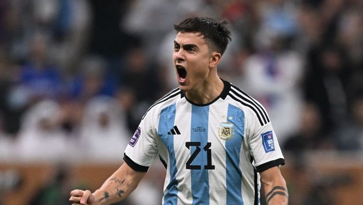 TOPSHOT - Argentina's forward #21 Paulo Dybala reacts after he scored a goal in the penalty shootout during the Qatar 2022 World Cup final football match between Argentina and France at Lusail Stadium in Lusail, north of Doha on December 18, 2022. (Photo by Kirill KUDRYAVTSEV / AFP) (Photo by KIRILL KUDRYAVTSEV/AFP via Getty Images) Sky: “Dybala già in campo in nazionale: nessun problema alla spalla, sorride la Roma” - immagine 1
