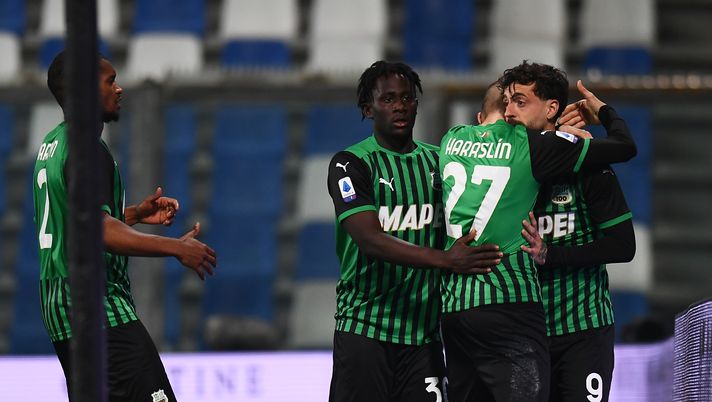 REGGIO NELL'EMILIA, ITALY - MARCH 03: Francesco Caputo of Sassuolo celebrates with teammates after scoring their team's third goal from the penalty spot during the Serie A match between US Sassuolo  and SSC Napoli at Mapei Stadium - Città del Tricolore on March 03, 2021 in Reggio nell'Emilia, Italy. Sporting stadiums around Italy remain under strict restrictions due to the Coronavirus Pandemic as Government social distancing laws prohibit fans inside venues resulting in games being played behind closed doors. (Photo by Alessandro Sabattini/Getty Images) 