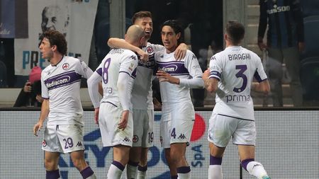 BERGAMO, ITALY - FEBRUARY 10: Krzysztof Piatek of ACF Fiorentina celebrates his second goal with his team-mates during the Coppa Italia match between Atalanta BC and ACF Fiorentina at Gewiss Stadium on February 10, 2022 in Bergamo, Italy. (Photo by Emilio Andreoli/Getty Images) BERGAMO, ITALY - FEBRUARY 10: Krzysztof Piatek of ACF Fiorentina celebrates his second goal with his team-mates during the Coppa Italia match between Atalanta BC and ACF Fiorentina at Gewiss Stadium on February 10, 2022 in Bergamo, Italy. (Photo by Emilio Andreoli/Getty Images)