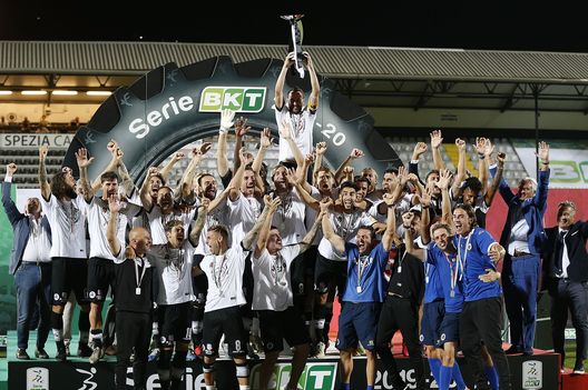 LA SPEZIA, ITALY - AUGUST 20: Players of ASC Spezia celebrate promotion to Serie A during the Serie B Playoff Final second leg match between Spezia Calcio and Frosinone Calcio on August 20, 2020 in La Spezia, Italy. (Photo by Gabriele Maltinti/Getty Images for Lega Serie B) LA SPEZIA, ITALY - AUGUST 20: Players of ASC Spezia celebrate promotion to Serie A during the Serie B Playoff Final second leg match between Spezia Calcio and Frosinone Calcio on August 20, 2020 in La Spezia, Italy. (Photo by Gabriele Maltinti/Getty Images for Lega Serie B)