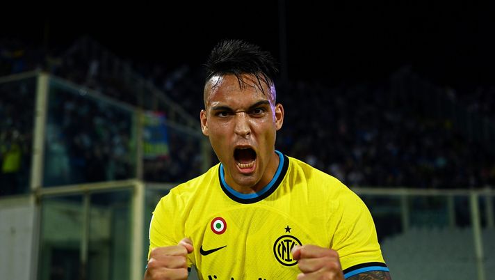 FLORENCE, ITALY - OCTOBER 22: Lautaro Martinez of FC Internazionale celebrates after scoring the third goal of his team during the Serie A match between ACF Fiorentina and FC Internazionale at Stadio Artemio Franchi on October 22, 2022 in Florence, Italy. (Photo by Mattia Ozbot - Inter/Inter via Getty Images) Lautaro: “Oggi grande gara. Ho parlato con Nico, spero non sia nulla di grave” - immagine 1
