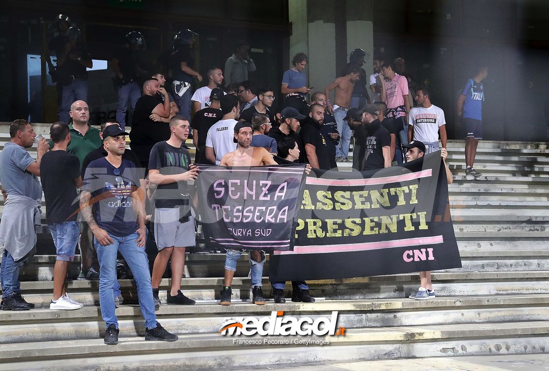  SALERNO, ITALY - AUGUST 25: US Citta di Palermo supporters cheer their team during the Serie B match between US Salernitana and US Citta di Palermo on August 25, 2018 in Salerno, Italy.  (Photo by Francesco Pecoraro/Getty Images) 