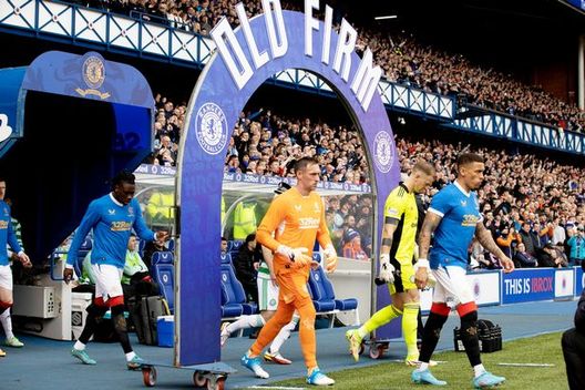 Solo derby di Glasgow: l’arco “Old Firm” che ha accolto le squadre in campo è finito fra i rifiuti…- immagine 2