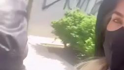 VIDEO / Ilary Blasi, mascherina e cappuccio nero: giro in centro a Milano in bici