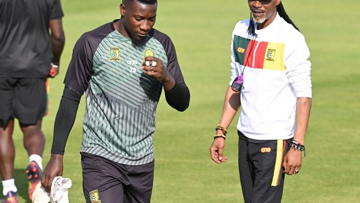Cameroon's head coach Rigobert Song (R) oversee a training session of his players including Cameroon's goalkeeper Andre Onana on November 27, 2022 at the Al Sailiya SC in Doha on the eve of a Qatar 2022 World Cup football match between Cameroon and Serbia. (Photo by ISSOUF SANOGO / AFP) (Photo by ISSOUF SANOGO/AFP via Getty Images) Ct Camerun: “Onana ha chiesto di andare via e abbiamo accettato, è andata così” - immagine 1