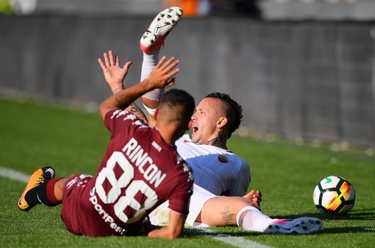 AS Roma's midfielder Radja Nainggolan from Belgium (R) fights for the ball with Torino's midfielder Tomas Rincon from Venezuela during the Italian Serie A football match Torino Vs Roma on October 22, 2017 at the 'Grande Torino Stadium' in Turin. / AFP PHOTO / MARCO BERTORELLO (Photo credit should read MARCO BERTORELLO/AFP/Getty Images) AS Roma's midfielder Radja Nainggolan from Belgium (R) fights for the ball with Torino's midfielder Tomas Rincon from Venezuela during the Italian Serie A football match Torino Vs Roma on October 22, 2017 at the 'Grande Torino Stadium' in Turin. / AFP PHOTO / MARCO BERTORELLO (Photo credit should read MARCO BERTORELLO/AFP/Getty Images)