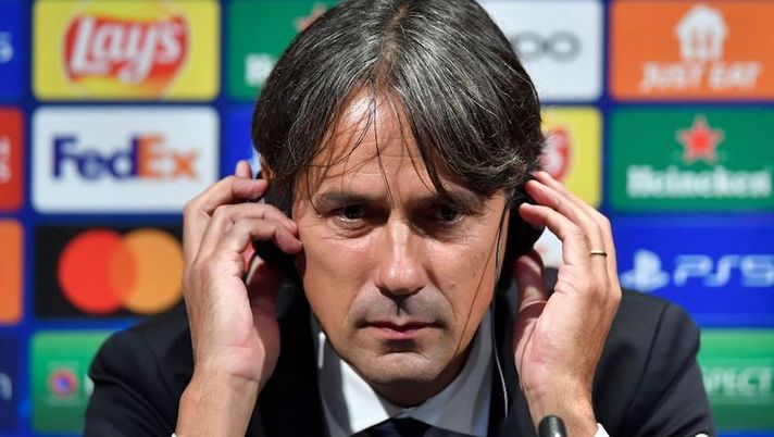 Inter Milan's Italian head coach Simone Inzaghi addresses a press conference at the Camp Nou stadium in Barcelona on October 11, 2022 on the eve of their UEFA Champions League 1st round, group C, football match against FC Barcelona. (Photo by Pau BARRENA / AFP) (Photo by PAU BARRENA/AFP via Getty Images) Inzaghi: “Quando tornano Calhanoglu e Skriniar! Le critiche ci sono sempre, Lukaku…” - immagine 1