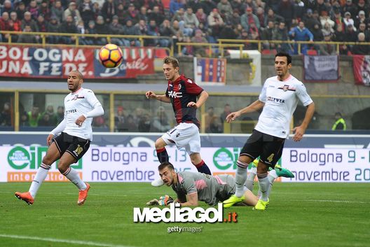 BOLOGNA, ITALY - NOVEMBER 20: Josip Posavec goalkeeper og US Citta di Palermo saves his goal during the Serie A match between Bologna FC and US Citta di Palermo at Stadio Renato Dall'Ara on November 20, 2016 in Bologna, Italy.  (Photo by Mario Carlini / Iguana Press/Getty Images) 