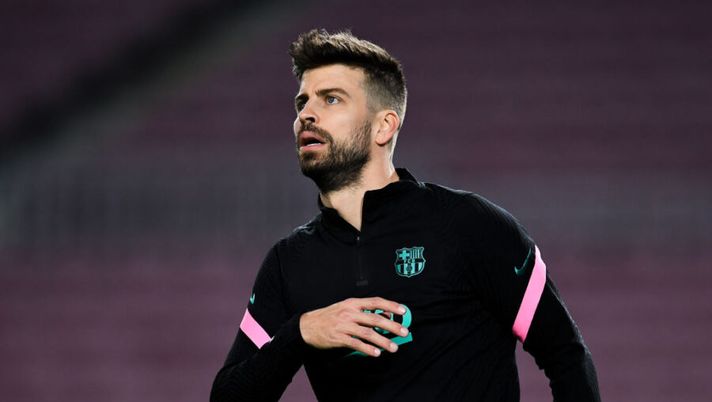 BARCELONA, SPAIN - FEBRUARY 16: Gerard Pique of FC Barcelonan looks on during the UEFA Champions League Round of 16 match between FC Barcelona and Paris Saint-Germain at Camp Nou on February 16, 2021 in Barcelona, Spain. (Photo by David Ramos/Getty Images) Piqué punge: “Italia? Chi tira per primo ai rigori è avvantaggiato, non lo trovo giusto” - immagine 1