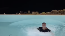 Messi campione e Cassano mantiene promessa: tuffo in acqua ghiacciata (video)