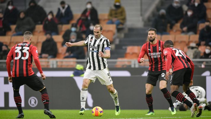 MILAN, ITALY - JANUARY 23: Giorgio Chiellini of Juventus is challenged by Rade Krunic of AC Milan during the Serie A match between AC Milan and Juventus at Stadio Giuseppe Meazza on January 23, 2022 in Milan, Italy. (Photo by Daniele Badolato - Juventus FC/Juventus FC via Getty Images) MILAN, ITALY - JANUARY 23: Giorgio Chiellini of Juventus is challenged by Rade Krunic of AC Milan during the Serie A match between AC Milan and Juventus at Stadio Giuseppe Meazza on January 23, 2022 in Milan, Italy. (Photo by Daniele Badolato - Juventus FC/Juventus FC via Getty Images)