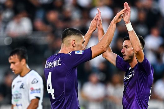 LA SPEZIA, ITALY - OCTOBER 30: Nikola Milenkovic (L) and Aleksa Terzic of Fiorentina celebrate after the Serie A match between Spezia Calcio and ACF Fiorentina at Stadio Alberto Picco on October 30, 2022 in La Spezia, Italy. (Photo by Simone Arveda/Getty Images) La Fiorentina fa muro per Terzic: il Bologna va alla ricerca di un terzino- immagine 2