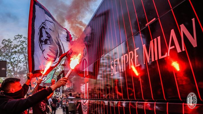 I tifosi del Milan, a Milanello, hanno salutato la partenza della squadra per Juventus-Milan di questa sera (Serie A 2020-2021) | News (acmilan.com) 