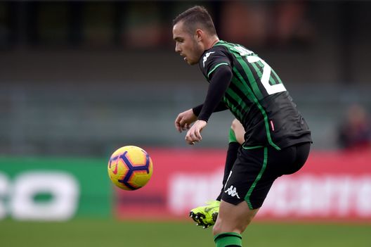  VERONA, ITALY - NOVEMBER 04: Kosok Pol Mikel Lirola of Sassuolo in action during the Serie A match between Chievo Verona and US Sassuolo at Stadio Marc'Antonio Bentegodi on November 4, 2018 in Verona, Italy. (Photo by Tullio M. Puglia/Getty Images) 