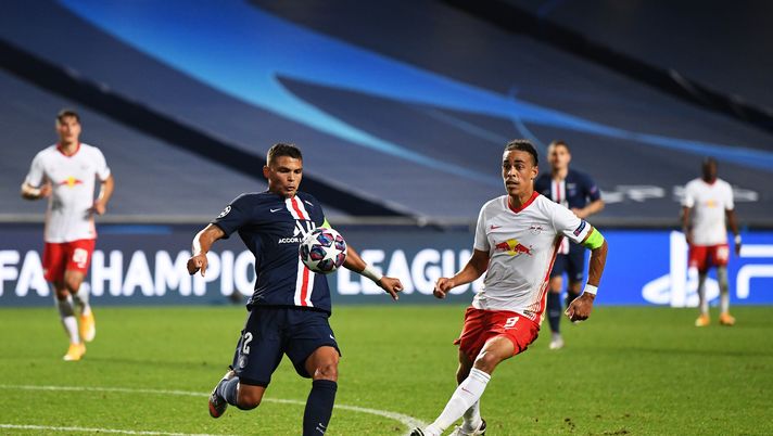 LISBON, PORTUGAL - AUGUST 18: Thiago Silva of Paris Saint-Germain clears the ball while under pressure from Yussuf Poulsen of RB Leipzig during the UEFA Champions League Semi Final match between RB Leipzig and Paris Saint-Germain F.C at Estadio do Sport Lisboa e Benfica on August 18, 2020 in Lisbon, Portugal. (Photo by David Ramos/Getty Images) LISBON, PORTUGAL - AUGUST 18: Thiago Silva of Paris Saint-Germain clears the ball while under pressure from Yussuf Poulsen of RB Leipzig during the UEFA Champions League Semi Final match between RB Leipzig and Paris Saint-Germain F.C at Estadio do Sport Lisboa e Benfica on August 18, 2020 in Lisbon, Portugal. (Photo by David Ramos/Getty Images)