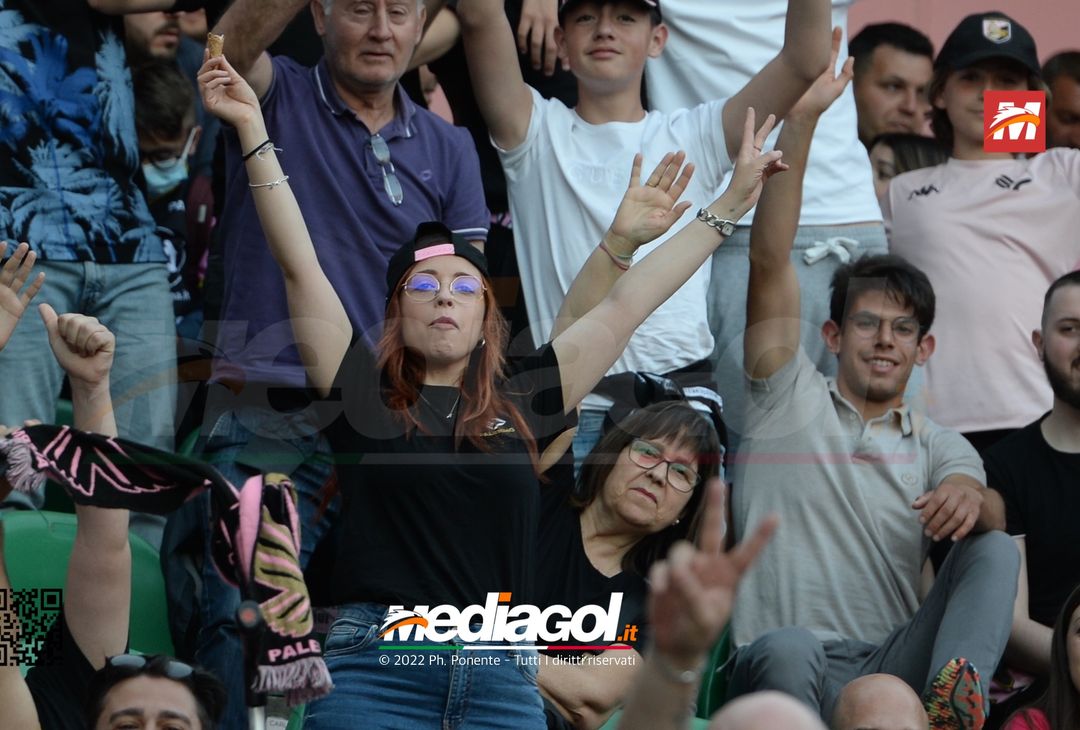 Fototifo, i tifosi allo stadio per Palermo-Feralpisaló 1-0 (gallery) - immagine 87