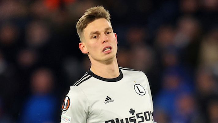 LEICESTER, ENGLAND - NOVEMBER 25: Mateusz Wieteska of Legia Warszawa during the UEFA Europa League group C match between Leicester City and Legia Warszawa at The King Power Stadium on November 25, 2021 in Leicester, England. (Photo by Catherine Ivill/Getty Images) UFFICIALE – Cagliari, arriva Wieteska: ecco chi è il nuovo giocatore di Ranieri - immagine 1