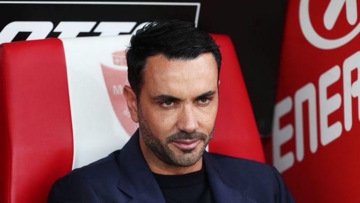 MONZA, ITALY - MARCH 18: Raffaele Palladino, Head Coach of AC Monza, looks on during the Serie A match between AC Monza and US Cremonese at Stadio Brianteo on March 18, 2023 in Monza, Italy. (Photo by Marco Luzzani/Getty Images) Palladino: “Gomez? Spero di avere notizie nelle prossime settimane. Rosa da sfoltire” - immagine 1