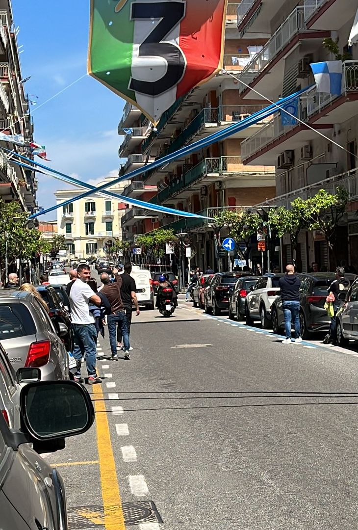 GALLERY Portici in festa: esposto un enorme striscione dopo la sconfitta della Lazio - immagine 3