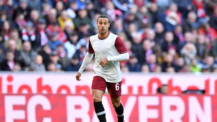MUNICH, GERMANY - MARCH 08: Thiago Alcantara of Bayern Muenchen plays the ball during the Bundesliga match between FC Bayern Muenchen and FC Augsburg at Allianz Arena on March 08, 2020 in Munich, Germany. (Photo by Sebastian Widmann/Bongarts/Getty Images) 