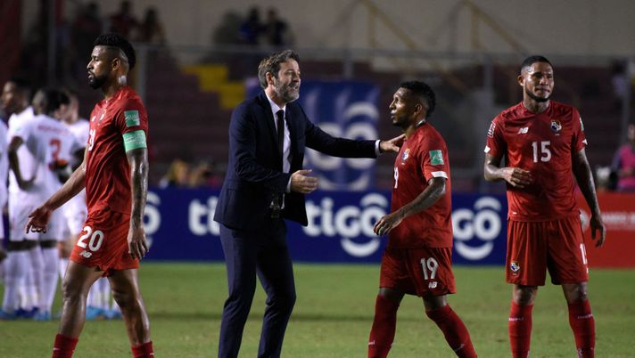 CIUDAD DE PANAMA, PANAMA - MARCH 30: Coach of Panama Thomas Christiansen gives instructions to player Alberto Quintero during a match between Panama and Canada as part of Concacaf 2022 FIFA World Cup Qualifiers at Rommel Fernandez Stadium on March 30, 2022 in Ciudad de Panama, Panama. (Photo by Guillermo Legaria/Getty Images) Riecco l’Argentina mondiale: ma il Ct di Panama “passa”, allo stadio non ci va… - immagine 1
