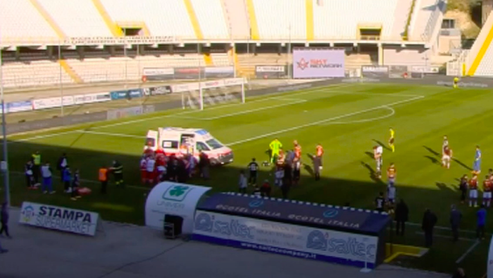Ascoli-Salernitana, malore in campo per Dziczek: si accascia in campo privo di conoscenza, match sospeso Ascoli-Salernitana, malore in campo per Dziczek: si accascia in campo privo di conoscenza, match sospeso
