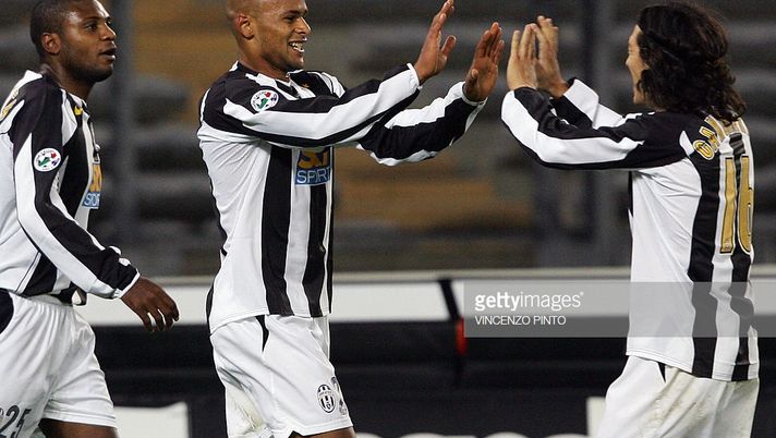 TURIN, ITALY: Juventus' Ruben Olivera (C) celebrates with teammates Mauro Camoranesi (R) and Marcelo Zalayeta after scoring against Fiorentina during the Italian Serie A football match at Delle Alpi stadium in Turin 10 November 2004. AFP PHOTO/ Vincenzo PINTO (Photo credit should read VINCENZO PINTO/AFP/Getty Images) Ruben Olivera: “Vlahovic non ha nulla da invidiare ad Haaland” - immagine 1