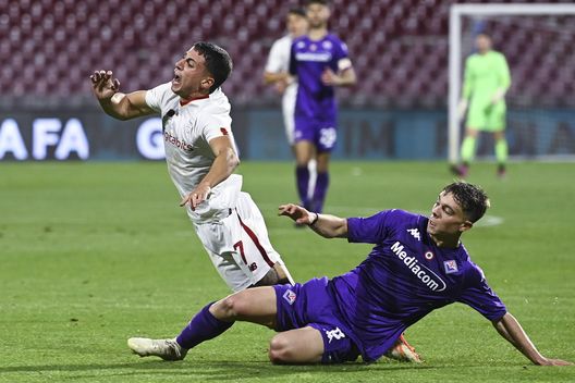SALERNO, ITALY - APRIL 25: AS Roma player Luigi Cherubini competes with AFC Fiorentina player Lorenzo Amatucci during the Coppa Italia match between AS Roma ACF Fiorentina at Stadio Arechi on April 25, 2023 in Salerno, Italy. (Photo by Luciano Rossi/AS Roma via Getty Images) La Fiorentina Primavera interrompe la tradizione, ma nel finale quante polemiche- immagine 2
