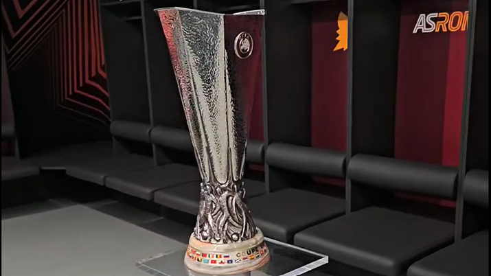 Roma, la coppa dell’Europa League è nello spogliatoio. Le immagini dalla Puskas Arena - immagine 1
