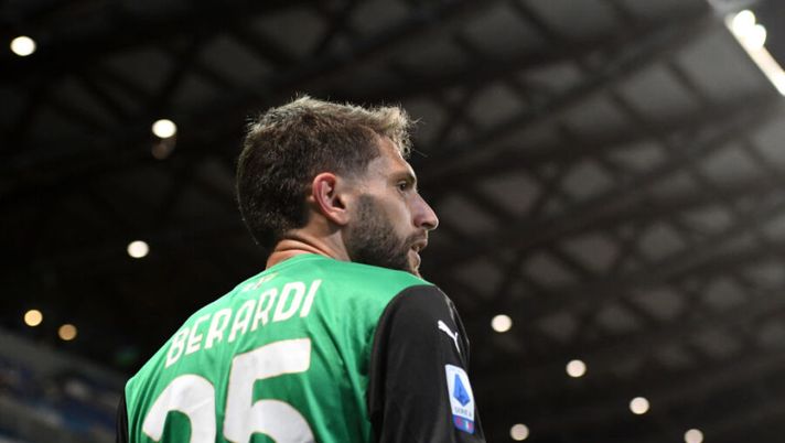 REGGIO NELL'EMILIA, ITALY - MAY 12: Domenico Berardi of U.S. Sassuolo Calcio looks on during the Serie A match between US Sassuolo and Juventus at Mapei Stadium - Città del Tricolore on May 12, 2021 in Reggio nell'Emilia, Italy. Sporting stadiums around Italy remain under strict restrictions due to the Coronavirus Pandemic as Government social distancing laws prohibit fans inside venues resulting in games being played behind closed doors. (Photo by Alessandro Sabattini/Getty Images) Sassuolo, novità Berardi: è in dubbio per la Salernitana, oggi lavoro differenziato - immagine 1