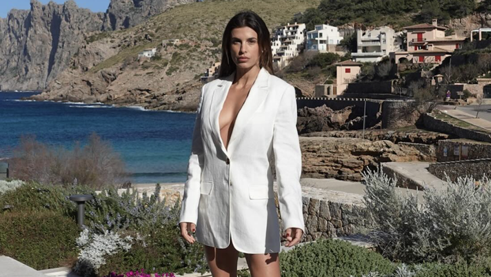 Elisabetta Canalis, gli scatti incantano i fan: look sexy a Palma di Maiorca - immagine 1