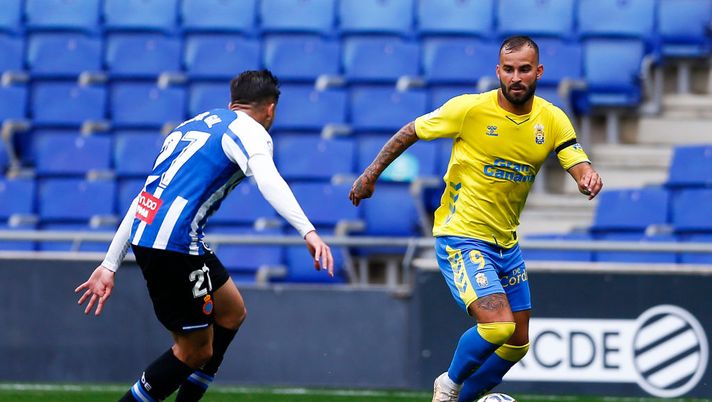 BARCELONA, SPAIN - APRIL 24: Jese Rodriguez of UD Las Palmas challenges for the ball against Oscar Gil of RCD Espanyol during the Liga Smartbank match betwen RCD Espanyol de Barcelona and UD Las Palmas at RCDE Stadium on April 24, 2021 in Barcelona, Spain. Sporting stadiums around Spain remain under strict restrictions due to the Coronavirus Pandemic as Government social distancing laws prohibit fans inside venues resulting in games being played behind closed doors. (Photo by Eric Alonso/Getty Images) Derby perso, Las Palmas: Jesé attacca il suo allenatore…”Decisioni che non mi sono piaciute” - immagine 1
